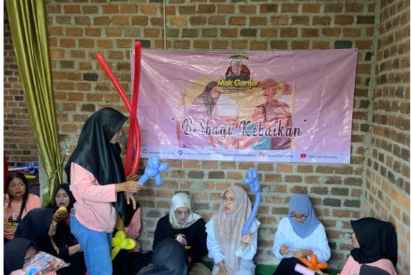 Mak Ganjar Ajak Warga Lampung Membuat Bucket Balon dan Nasi Tumpeng 