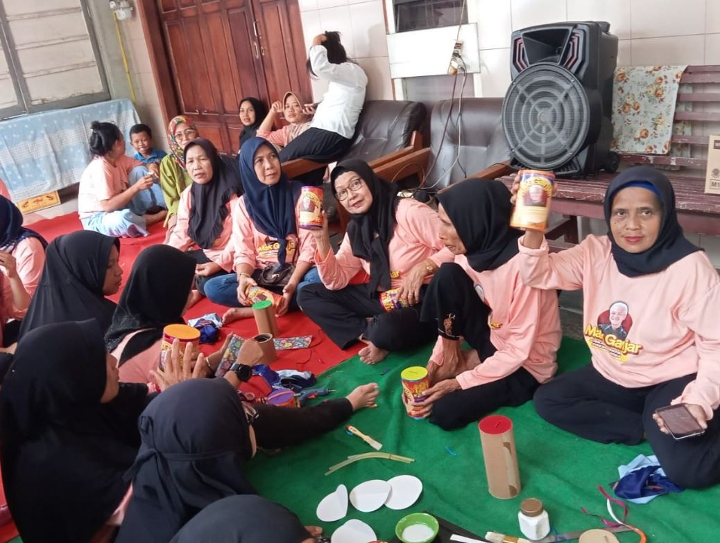Mak Ganjar Lampung Ajarkan Warga Cara Membuat Celengan dari Kardus Bekas di Kelurahan kaliawi