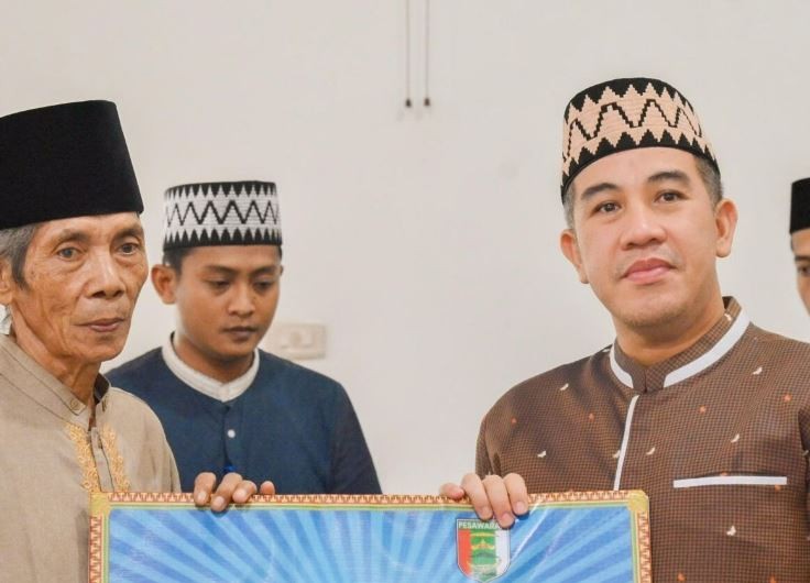 Dendi Ramadhona menyerahkan bantuan kepada masyarakat di Kecamatan Tegineneng dan Negeri Katon